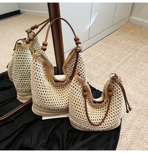 Dettagli di borse tote intrecciate con manici in pelle e perline di legno decorative