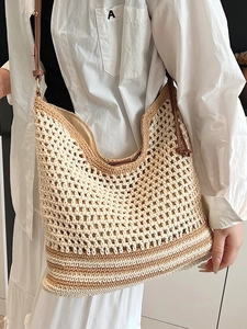 Borsa tote in maglia traforata a mano con spalline in pelle marrone per estate e spiaggia