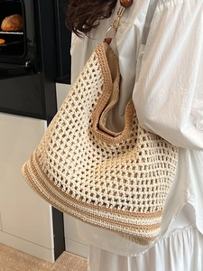 Borsa tote all'uncinetto fatta a mano con motivo a righe e dettagli di perline in legno