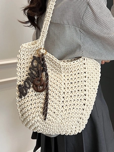 Sac fourre-tout en maille beige fait main avec breloques et style minimaliste