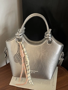 Borsa a Secchiello in Pelle PU alla Moda per Donna Borsa a Tracolla con Manico a Nodo Minimalista Borsa a Spalla Argento Metallizzato Piccola Borsa a Mano