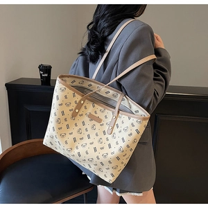 Dettaglio di una borsa tote stampata abbinata a un blazer grigio scuro per il look quotidiano
