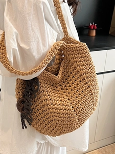 Sac fourre-tout tissé à la main en paille marron clair avec pendentif Bingo décoratif