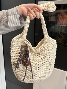 Sac fourre-tout chic en maille crème avec breloques marron pour vacances à la plage