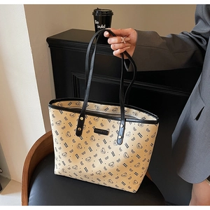 Dettaglio della borsa tote con motivo a orsetto e manici in pelle resistenti