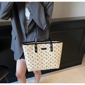 Dettaglio della stampa a orsetto su una grande borsa tote in pelle beige