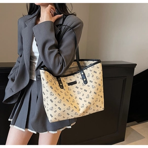 Dettaglio della grande borsa tote con stampa orsetto e texture in pelle di qualità