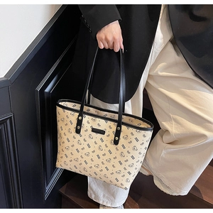 Dettaglio della borsa tote beige con simpatici motivi di orsi neri e stampa Moni Moni