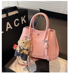 Sac seau rose en cuir grainé avec pendentif ours mignon et détail de corde tissée