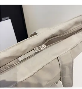 Détail de la fermeture éclair et texture du tissu indéchirable sur le sac cabas