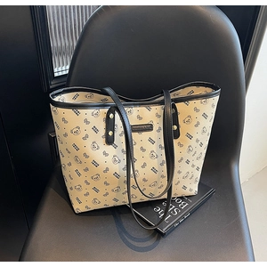Dettaglio della borsa tote crema con stampe di orsi e etichetta in pelle FASHION & BAG