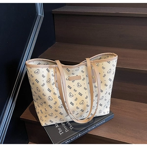 Dettaglio della borsa tote con stampa di orsetti e manici in pelle marrone