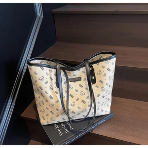 Dettaglio della stampa a orsetto su una borsa shopping capiente con tracolle in pelle