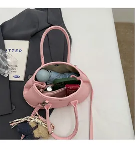 Sac seau en cuir rose avec grand espace intérieur pour les objets du quotidien