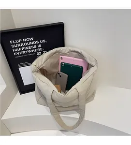 Vue de dessus du grand sac cabas matelassé crème montrant sa capacité et sa fermeture éclair