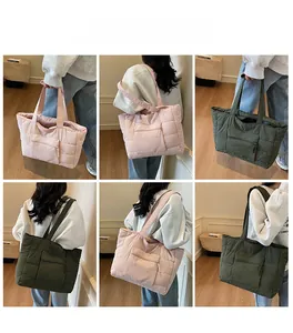 Détails du sac cabas matelassé rose et vert avec larges bretelles et poches zippées