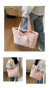 Détail du sac cabas matelassé rose avec texture bouffante et poche zippée avant