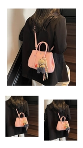 Sac seau en cuir grainé rose avec charm ourson et bandoulière réglable fine