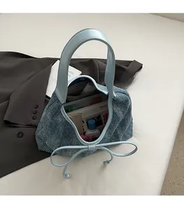 Interno spazioso di una borsa tote in denim blu con dettaglio fiocco e grande capacità
