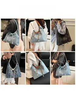 Dettagli della borsa tote in denim con fiocco e perline mostrata sulla modella