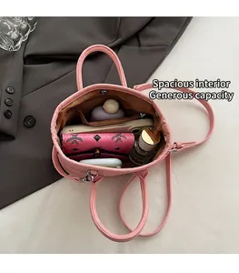 Vista superior del interior del bolso tipo cubo rosa que muestra su amplia capacidad de carga