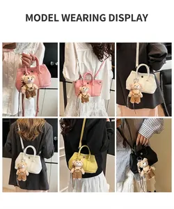 Mini bolsos bandolera en cuatro colores con lindos dijes de oso mostrados en modelo