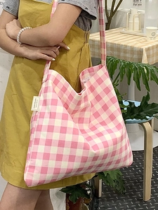 Pink and white checkered canvas tote bag with large capacity for casual commuting