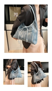 Dettaglio della borsa tote in denim con trama a fiocco di neve e maxi fiocco decorativo