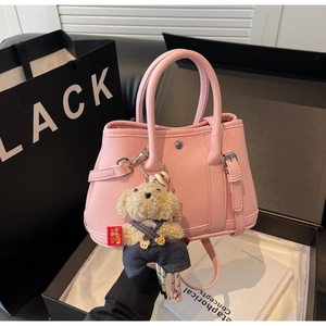 Sac seau en cuir grainé rose avec breloque ours en peluche dans un coffret cadeau premium