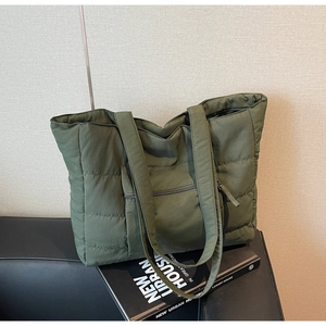 Vue détaillée du sac cabas matelassé vert armée avec texture de coutures parallèles
