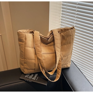 Détail du grand cabas en nylon matelassé kaki avec poche frontale zippée et texture