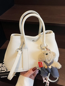 Sac seau chic en cuir grainé blanc avec breloque ours en peluche et boucles argentées