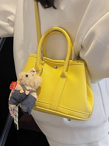 Sac seau jaune minimaliste en cuir grainé avec charmant pendentif ours en peluche