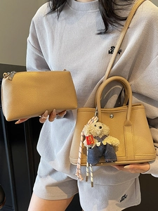 Ensemble sac seau en cuir camel avec texture litchi et pendentif ours mignon