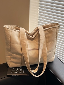 Sac fourre-tout matelassé beige minimaliste avec larges bretelles pour les trajets quotidiens