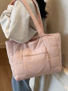 Grand sac fourre-tout matelassé rose avec poche zippée pour les déplacements quotidiens