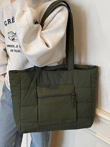 Sac fourre-tout matelassé vert foncé minimaliste avec grande capacité et texture bouffante