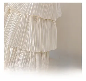 Gros plan sur la texture plissée ivoire d'un sac à bandoulière de style doux