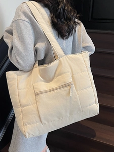 Sac fourre-tout matelassé beige minimaliste avec grande poche frontale et bandoulière