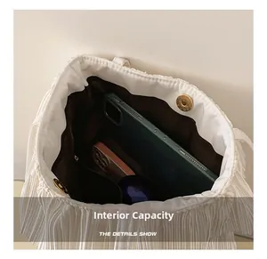 Vue détaillée du sac plissé blanc montrant l'intérieur et le fermoir aimanté