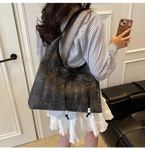 Dettaglio della borsa tote in denim glitterato con fiocco in pelle e perline decorative