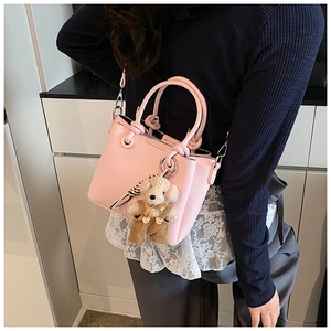 Roze lederen emmer handtas met zebra sjaal en schattige beer hanger accessoire