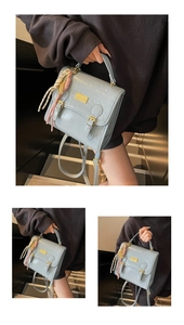 Détail du sac carré bleu clair gaufré avec ferrures dorées et motifs floraux