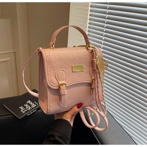 Sac rose à motifs lapin embossés avec breloque raquette de tennis en gros plan