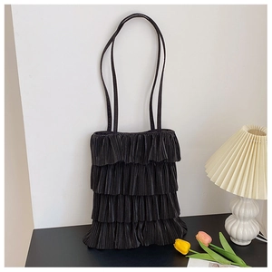 Détail du design à volants superposés sur un sac à bandoulière plissé noir chic pour femme