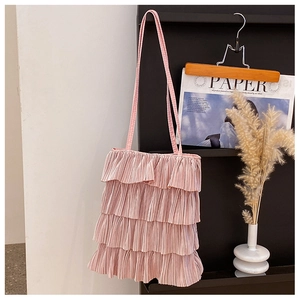 Détail des plis superposés roses sur un sac à bandoulière en fibres synthétiques