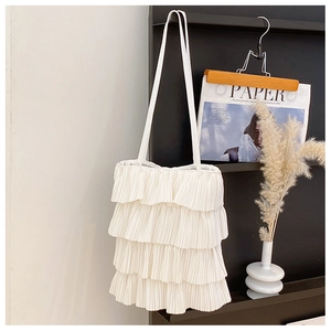 Détails d'un sac cabas blanc à plusieurs couches de volants et plis délicats pour femme