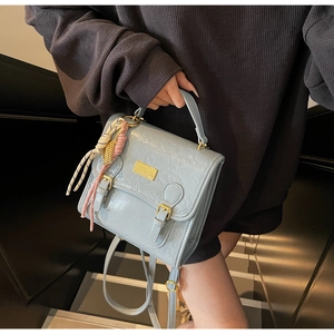 Détail du sac bleu clair avec motifs de cœurs et d'étoiles et boucles dorées