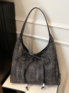 Elegante borsa tote in denim con motivo a stelle, fiocco decorativo e perline