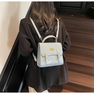 Sac à dos bleu clair embossé avec détails dorés et poignée supérieure pour femme